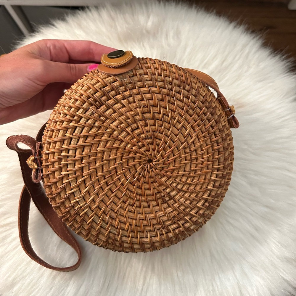 Small beach sachel! Tan color and one button to close